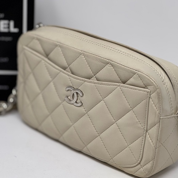 💎Authentic💎Chanel Quilted Leather Camera case with Matelasse chain - Picture 4 of 13